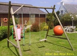 Bretagne (Finist&egrave;re sud), 4 g&icirc;tes situ&eacute;s dans un ancien corps de ferme am&eacute;nag&eacute; pour 5 ou 6 personnes, &agrave; 6km de la mer. Chaque location comprend un s&eacute;jour/salon, cuisine, salle d'eau, wc, 2/3 chambres &agrave; l'&eacute;tage. L'ensemble donne sur cour et jardin clos .A disposition une salle de jeux et un four &agrave; pain .Adresse du site pour plus d'information    http://perso.orange.fr/gitesdes2baies 
tel:0298745225